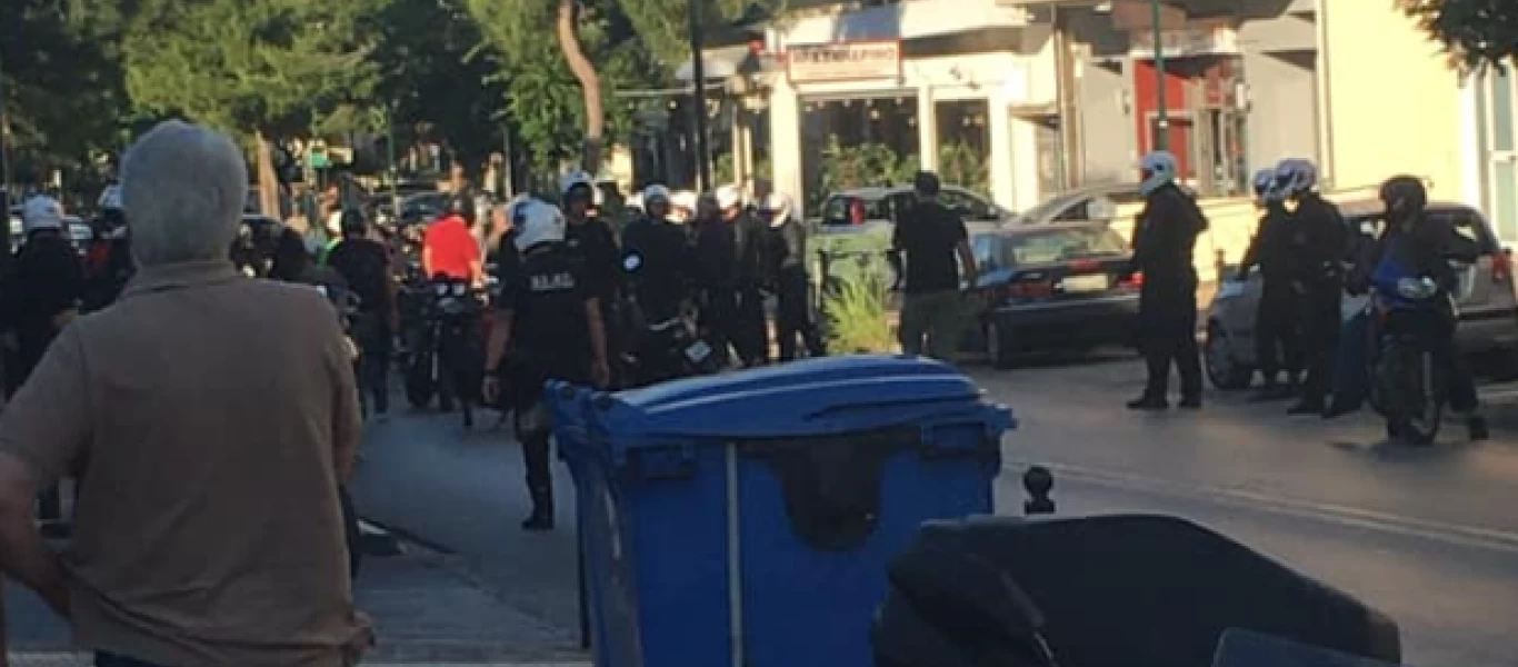 Αγία Βαρβάρα : Μπλόκο αστυνομικών σε διαμαρτυρία υπαλλήλων ντελίβερι